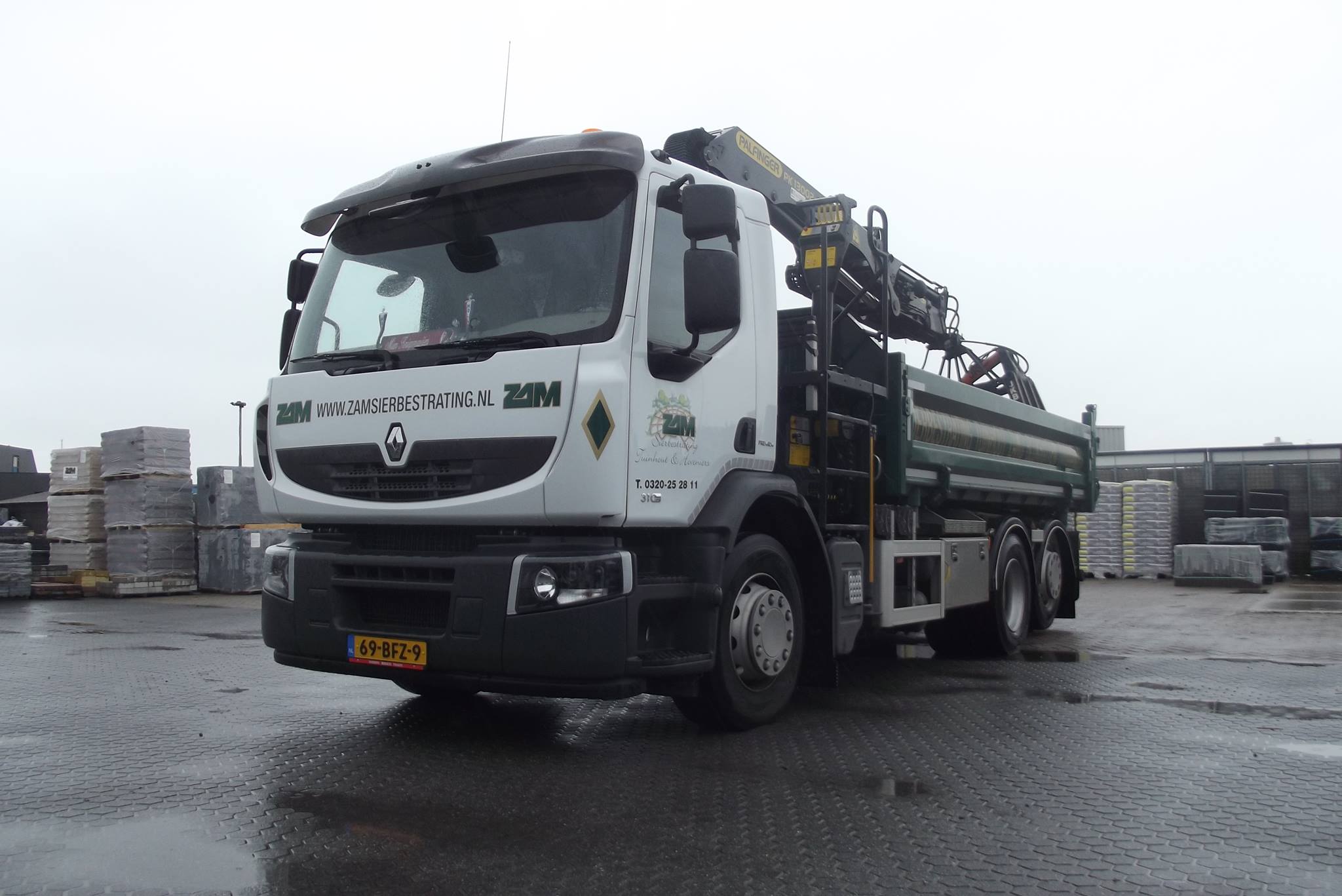 Vrachtwagen ZAM Sierbestrating Tuinhout & Hoveniers